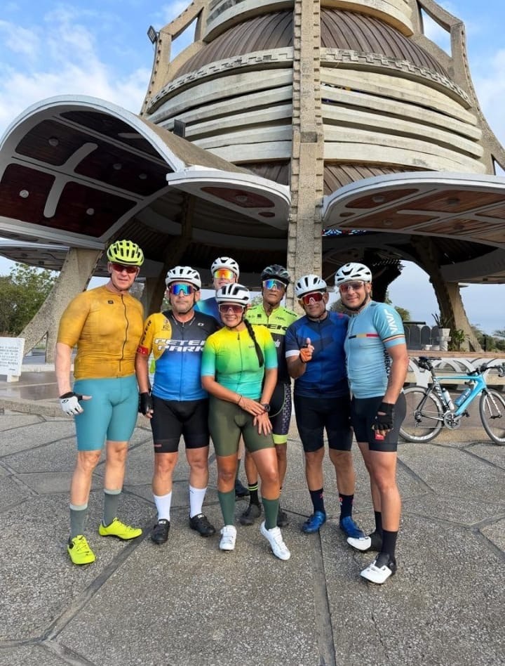 Ciclistas unidos en el monumento